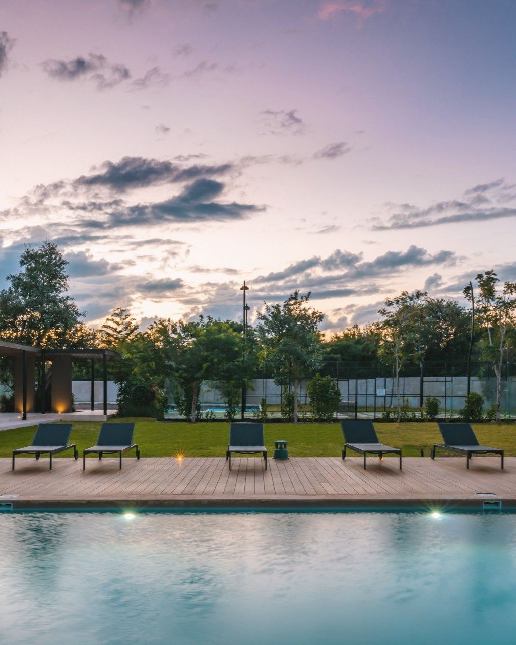 Alberca con asoleadero